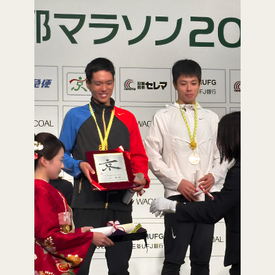 京都マラソン授賞式 入賞者(1位〜3位)の表彰楯とメダルを作成